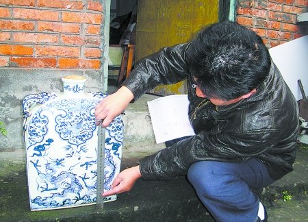 眉山市民自称老屋发现酒壶 疑为元青花四耳壶